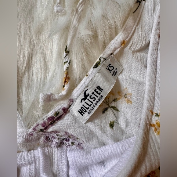 HOLLISTER White Floral Flowy Short Sleeve V-Neck Crop - Picture 2 of 5
